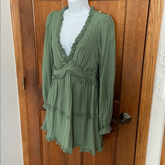 Francesca's Mi Ami green ruffle long-sleeve mini dress sage color Size Medium - Picture 4 of 16